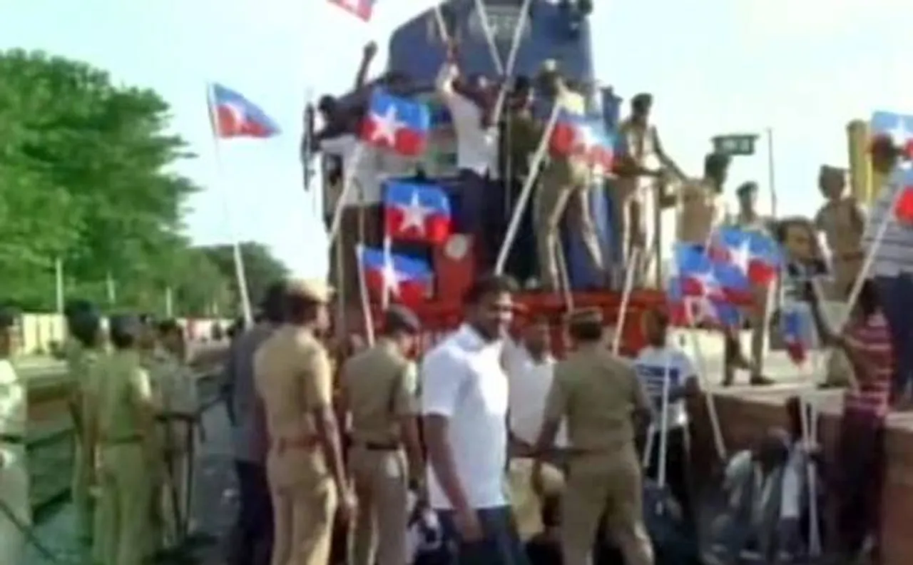 Watch Tamil Nadu bandh: DMK leaders Stalin, Kanimozhi, MDMK Chief Vaiko detained during protest over Cauvery issue