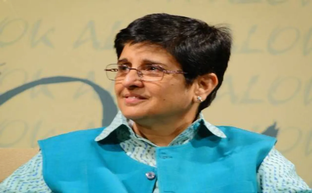 Lt Governor Kiran Bedi  joins Coast Guard and volunteers in cleaning garbage from the beach