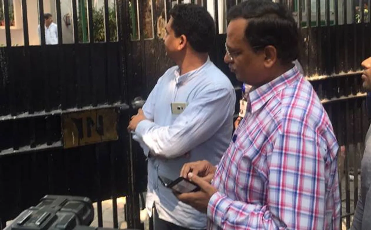 Watch Sisodia-LG war hots up: AAP ministers Kapil Mishra and Satyendra Jain knock at LG's door but Jung refuses to meet
