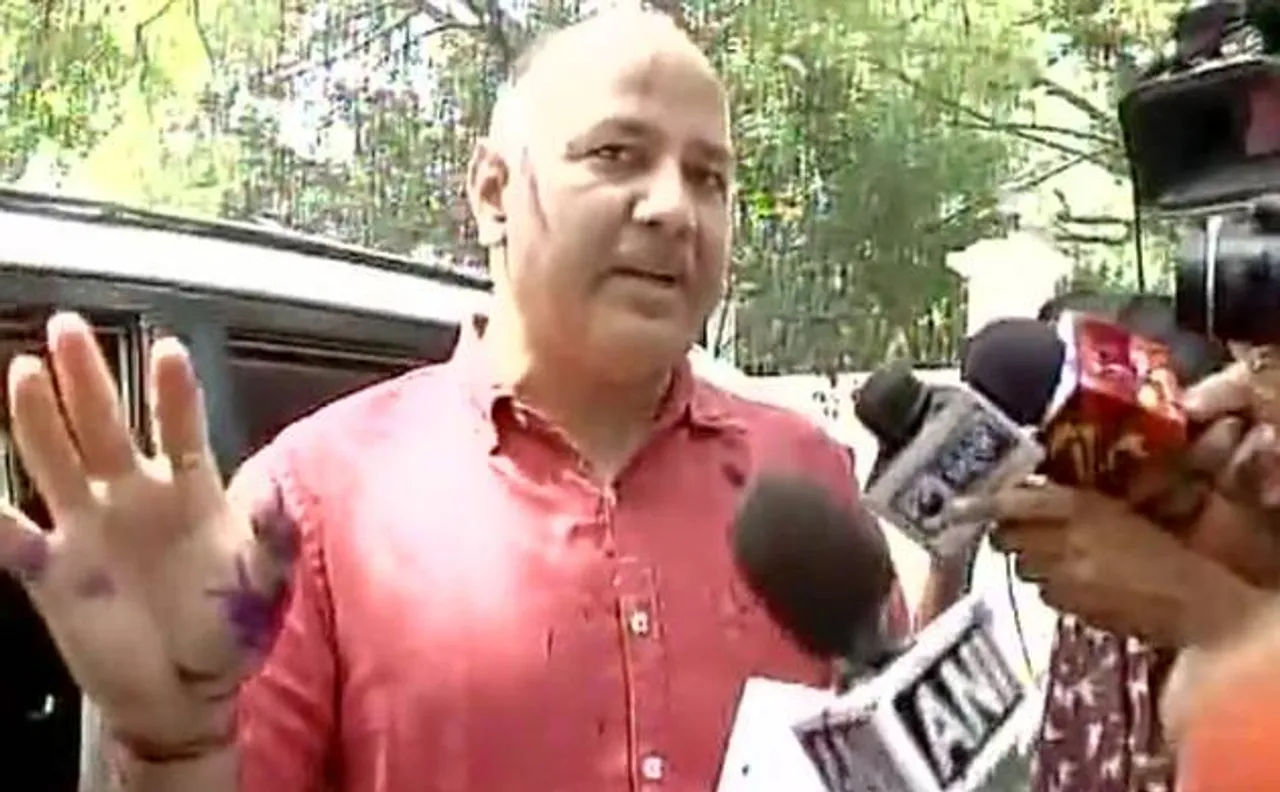 Watch video: Ink attack on Manish Sisodia outside LG's house, man who threw ink detained  
