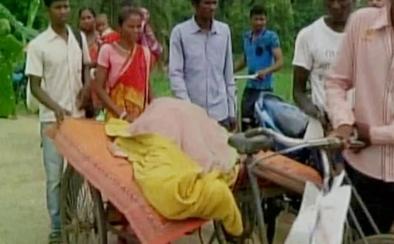 Another Odisha shocker: Man carries mother's dead body on trolley-rickshaw