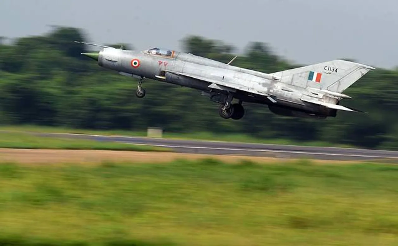 MiG-21 fighter jet makes emergency landing at Srinagar Airport due to technial snag