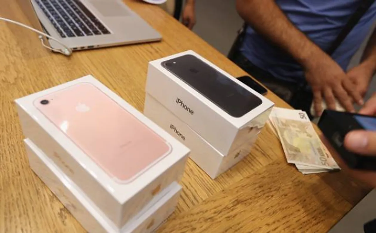 Son of Chinese billionaire buys 8 iphone 7 worth $9,584 for dog on day of its release