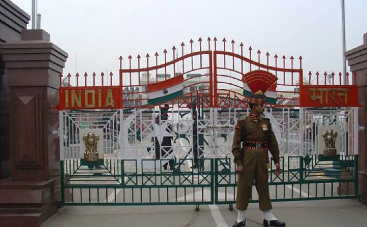 Wagah border ceremony: Soaring Indo-Pak relations, Pakistani crowd pelt rocks at Indians during beating retreat 