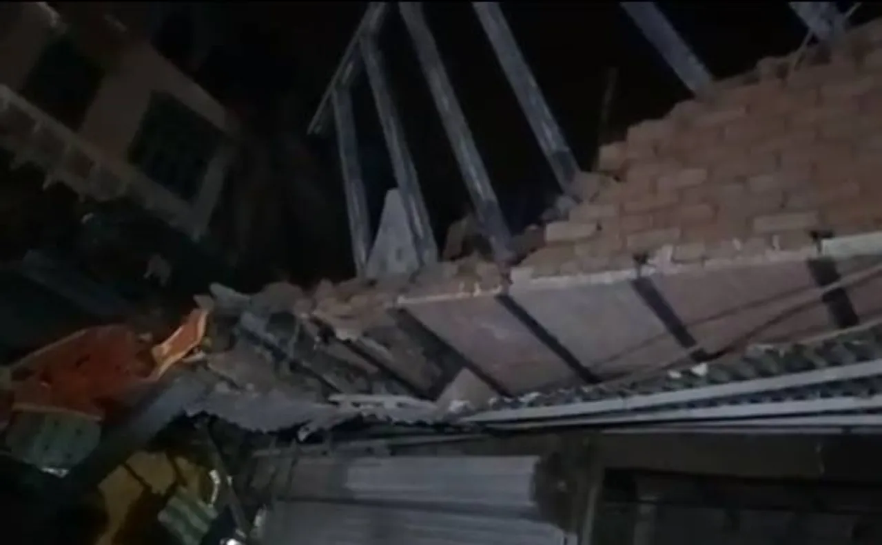 Watch video: Under-construction building collapses in Delhiâ€™s Chandni Chowk; 5 injured, many feared trapped