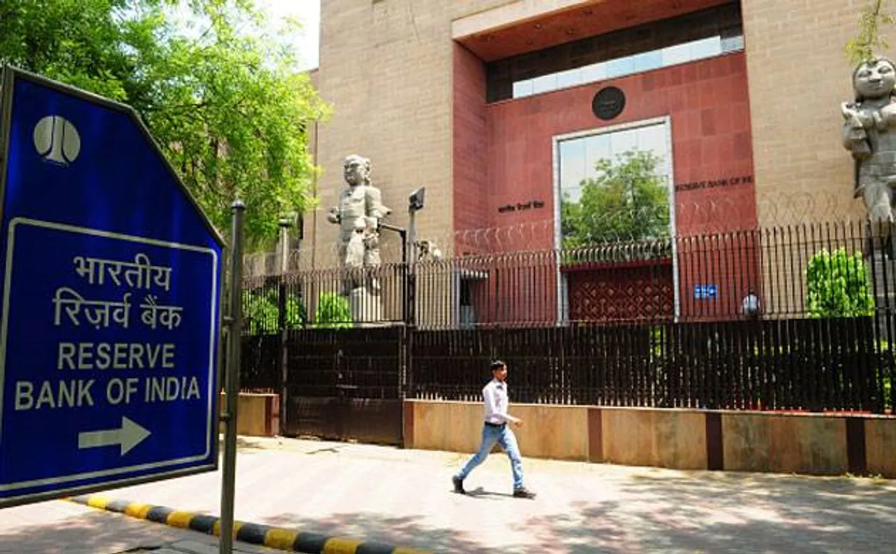 Weak global demand, less private investments may restrain growth in 2017-18: RBI