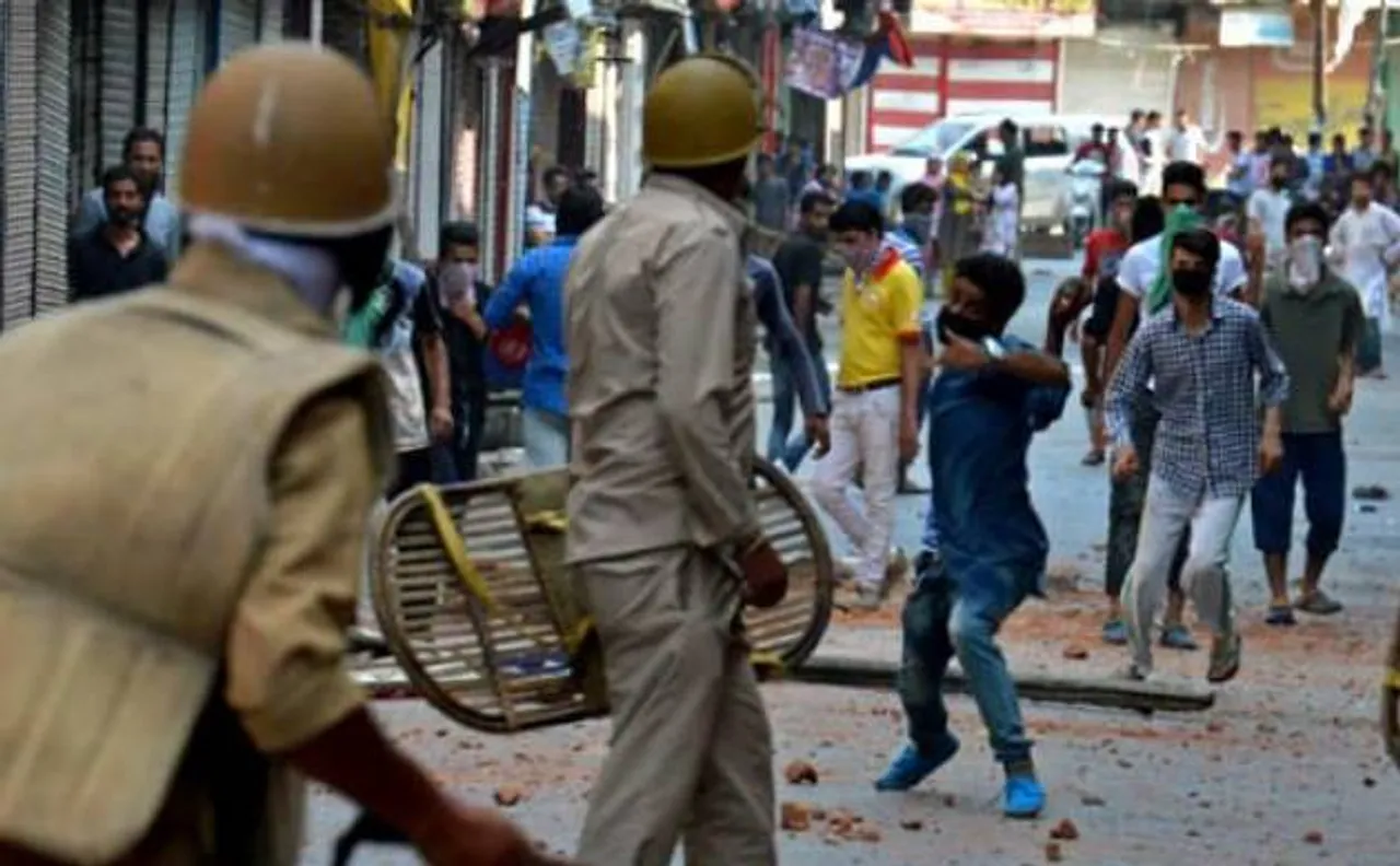 Kashmir unrest: Pakistan condemns arrest of Hurriyat leaders, urges India to release them