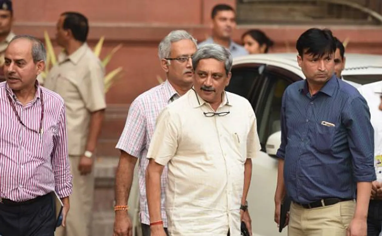Parrikar-Opposition slugfest escalates further over surgical strikes after Congress accuses him of â€˜blatant politicisationâ€™