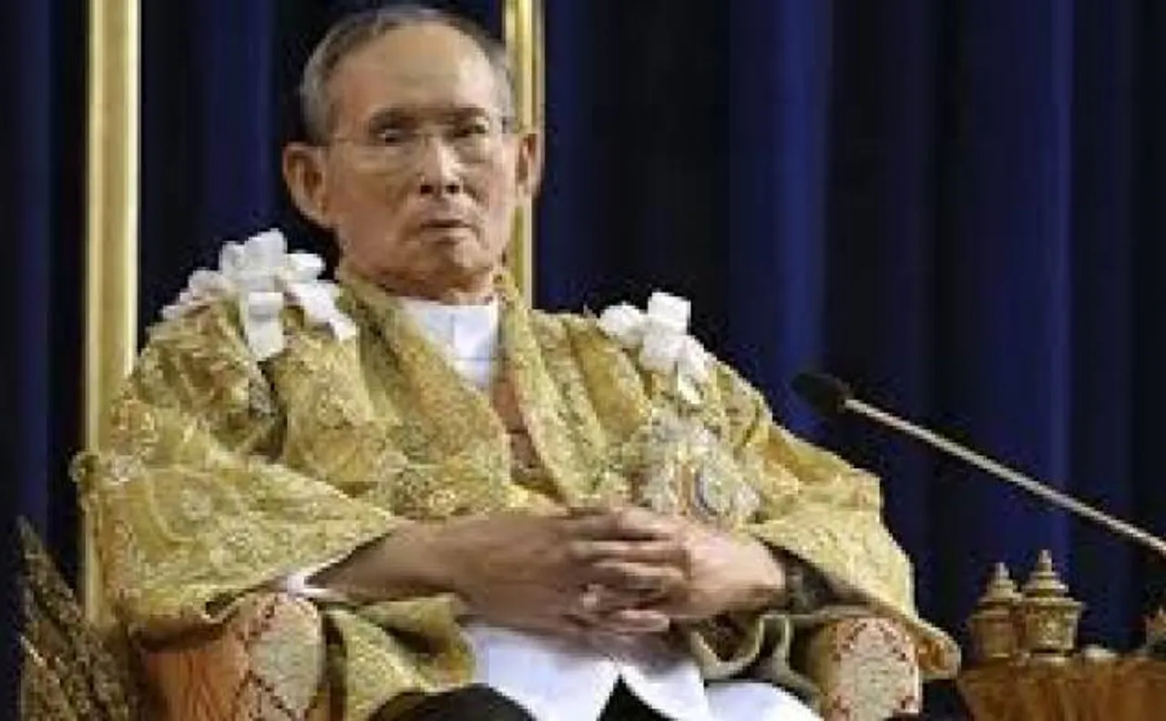 Thai king Bhumibol Adulyadej's body at Grand Palace for people to pay respects