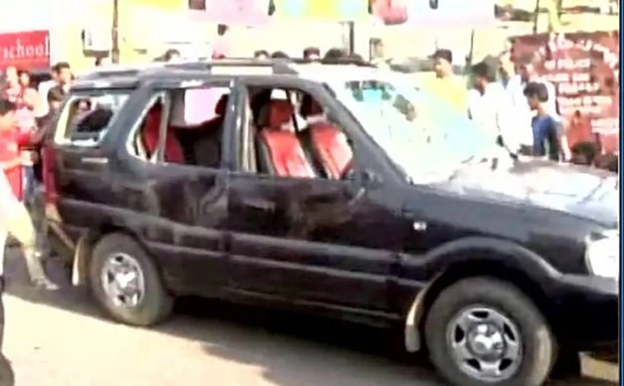 Watch: Stone pelted at Union Minister Babul Supriyo's convoy in Asansol 