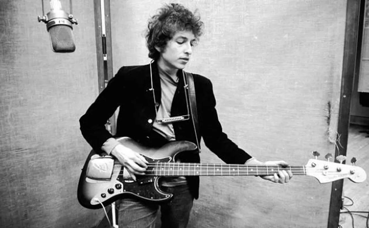 Nobel Prize committee ends its efforts to contact Bob Dylan