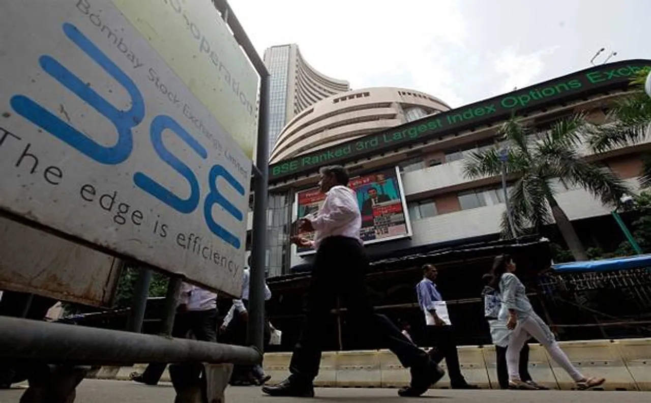 Sensex gripped by US rate hike fears, ends up in red zone