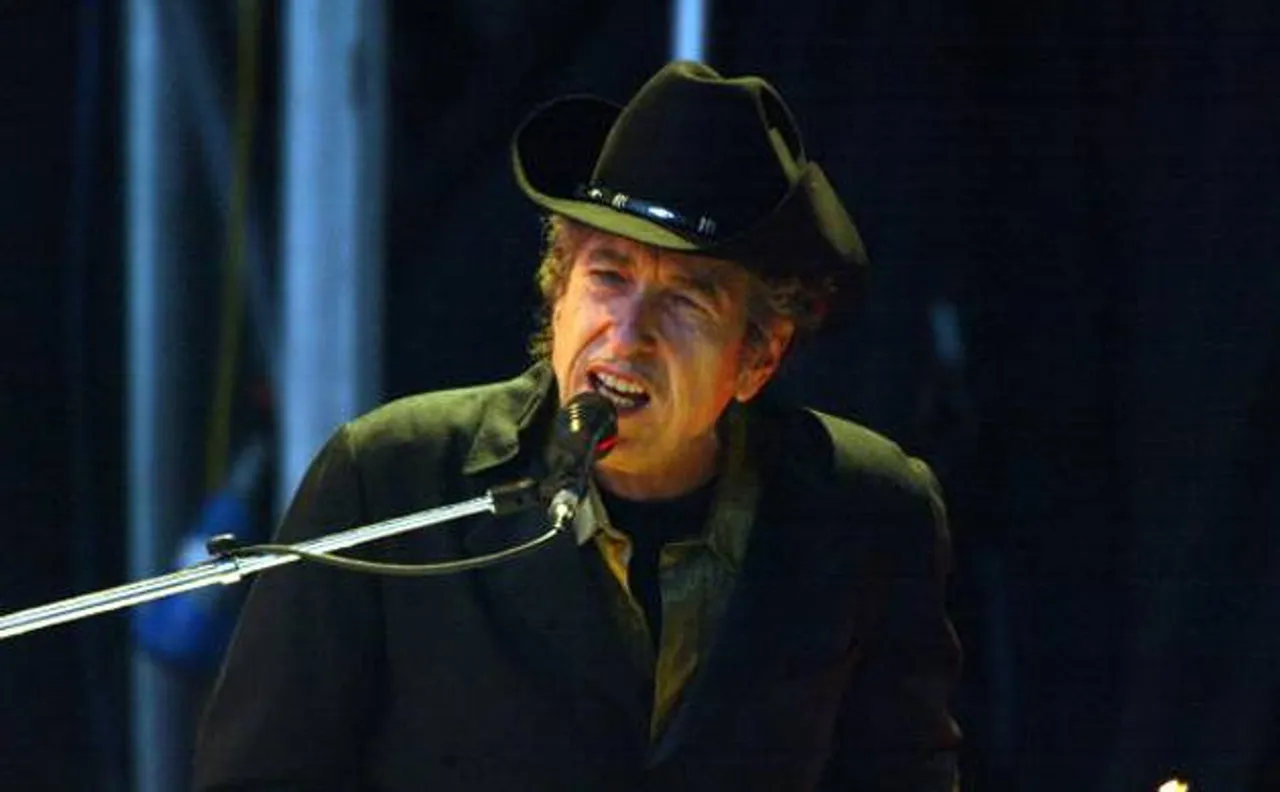 Bob Dylan removes mention of Nobel Prize on website; doubts over whether he will receive award