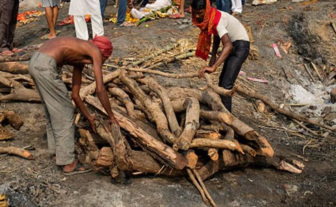 Muzaffarnagar: Police seize half-burnt body of a 37-year-old woman from pyre
