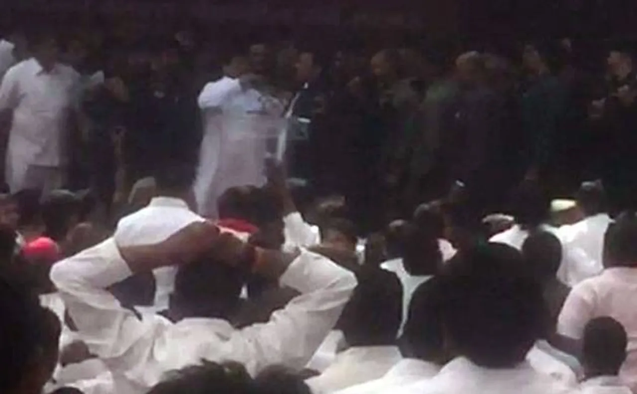 Watch Video of Akhilesh vs Shivpal in Samajwadi Party meeting: Mic snatching, heated arguments, slogan shouting and more
