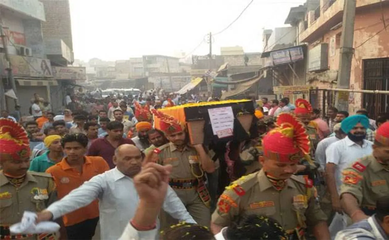 Hundreds pay tributes as BSF jawan killed in Pak shelling cremated in Kurukshetra