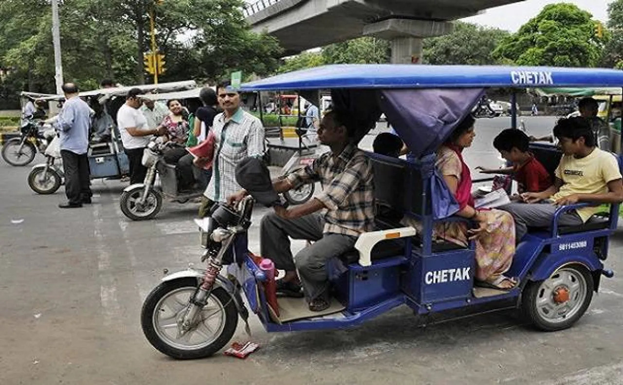 E-rickshaw driver set blazed by a man by kerosene oil