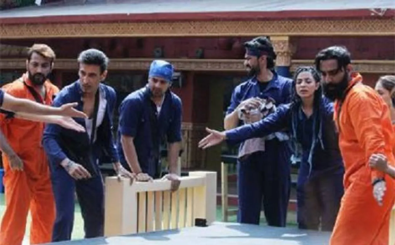 Bigg Boss 10: House turns into battleground; 'satta' shifts from celebs to Indiawale