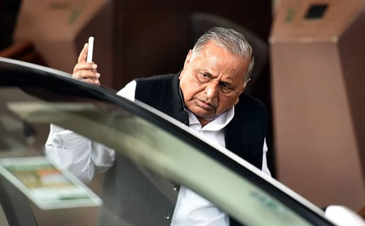 Mulayam skips â€˜Yash Bhartiâ€™ award function organised by UP chief minister Akhilesh Yadav