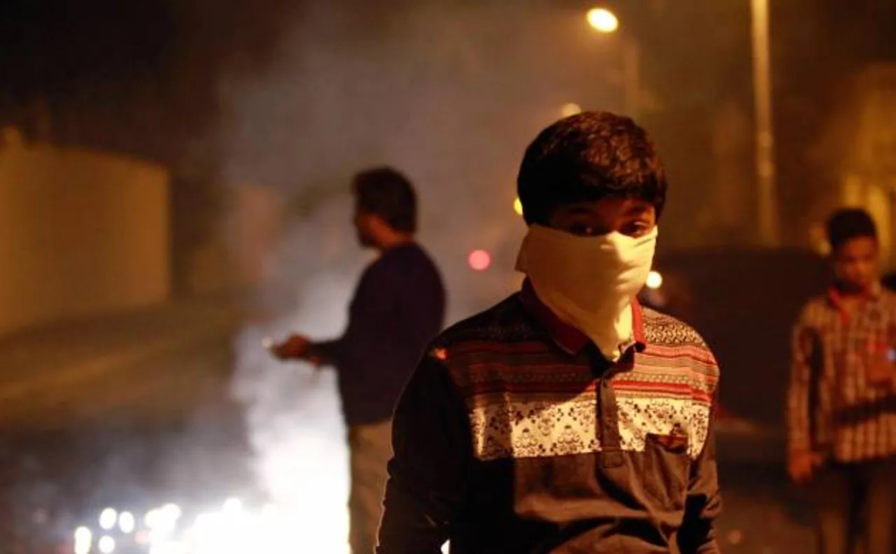 Delhi govt to install air purifiers to curb hazardous pollution levels in air while experts doubt its potential capacity