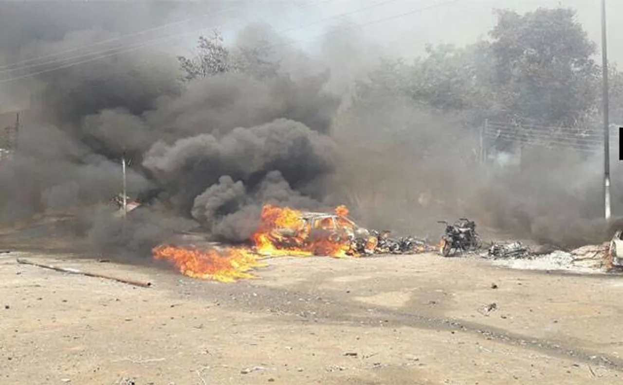 150 shops, 30 vehicles gutted in Aurangabad firecracker market blaze