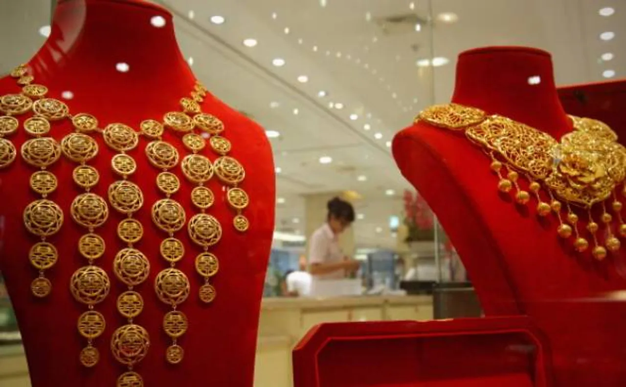Gold price sour up to one month high Rs 30,950