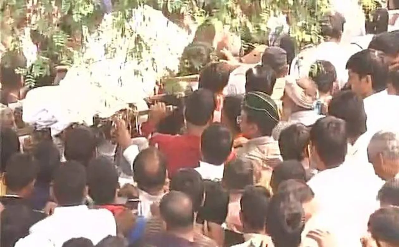 OROP suicide: Grewal cremated; Rahul, Kejriwal others make beeline to village