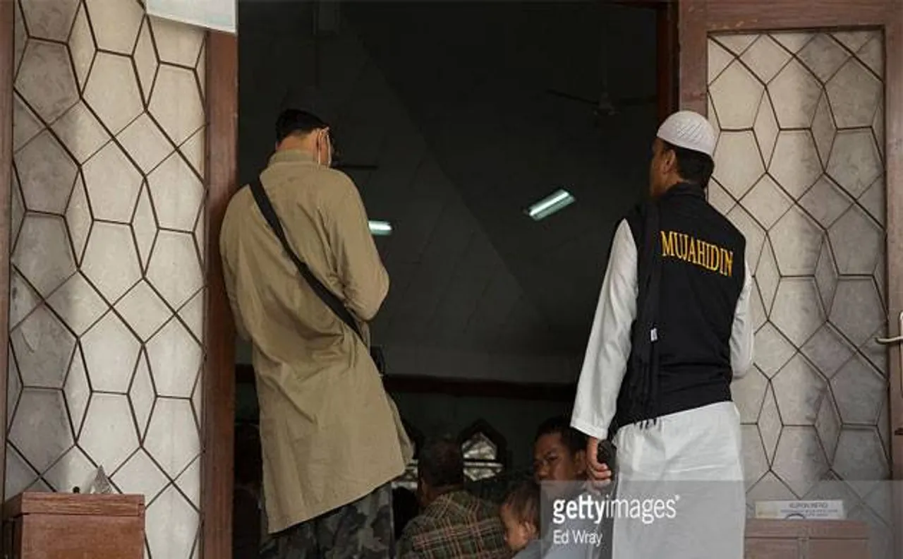 50,000 Muslim hardliners rally in Jakarta accusing Christian governor of blasphemy