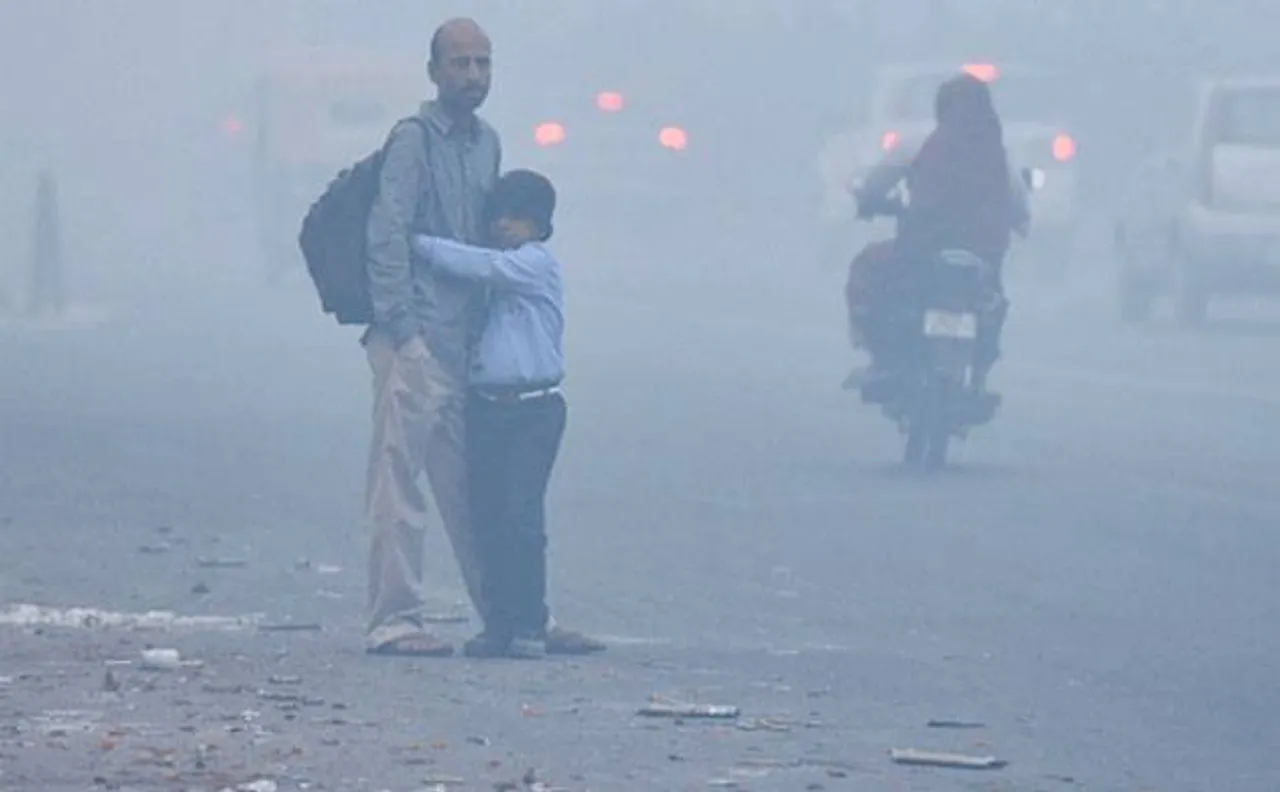 Delhi's air quality oscillates between 'severe' and 'very poor' due to worst smog in 17 years