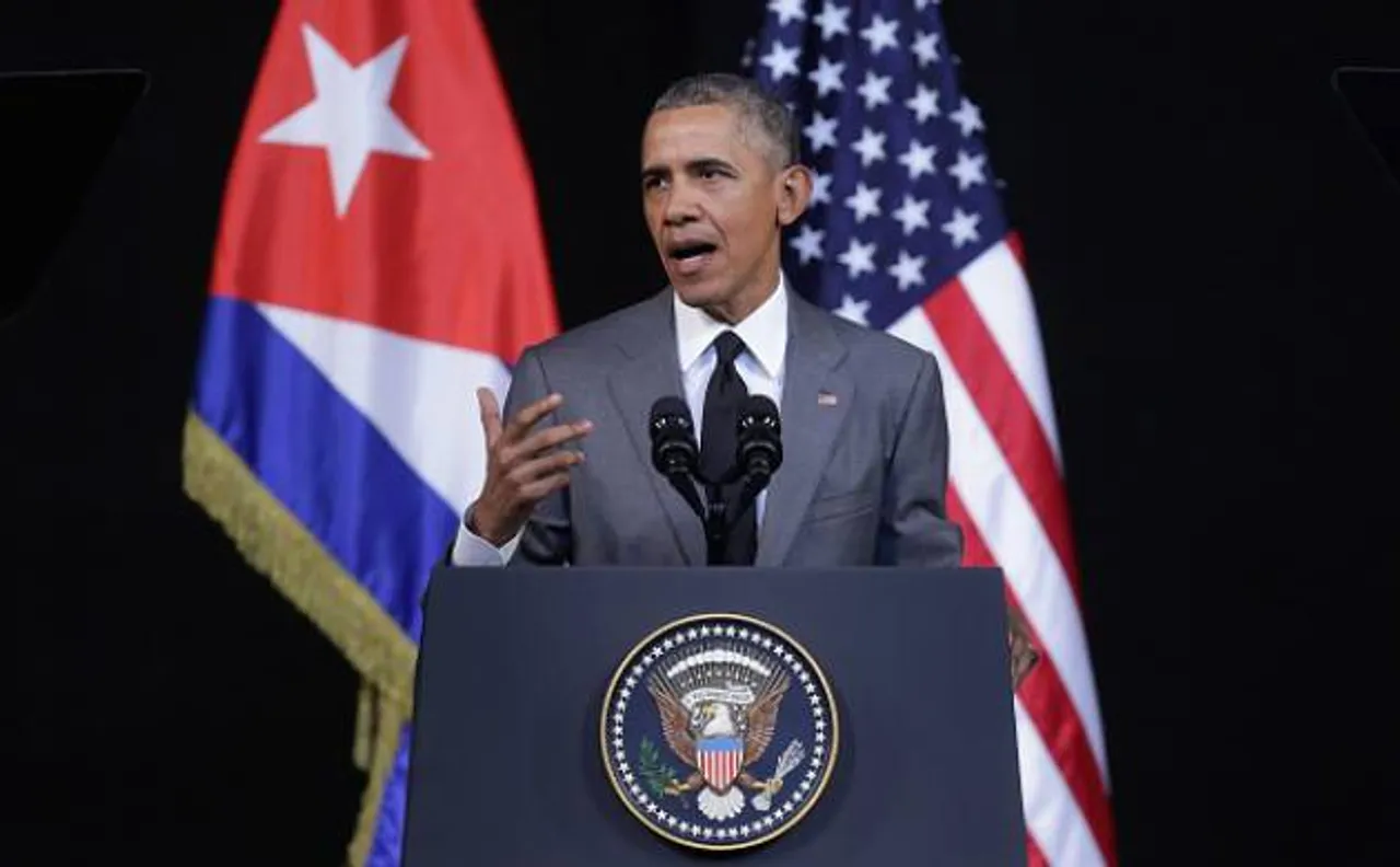 â€˜Hold Up!â€™ Obama shouts at crowd to defend Trump supporter at rally