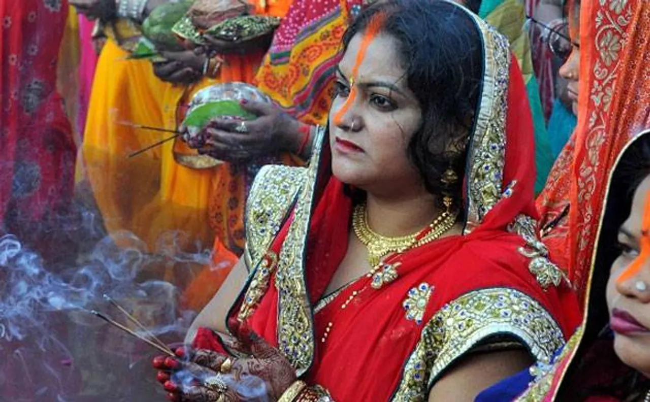 More than 600 Indian Americans celebrate Chhath on the banks of Potomac river in US