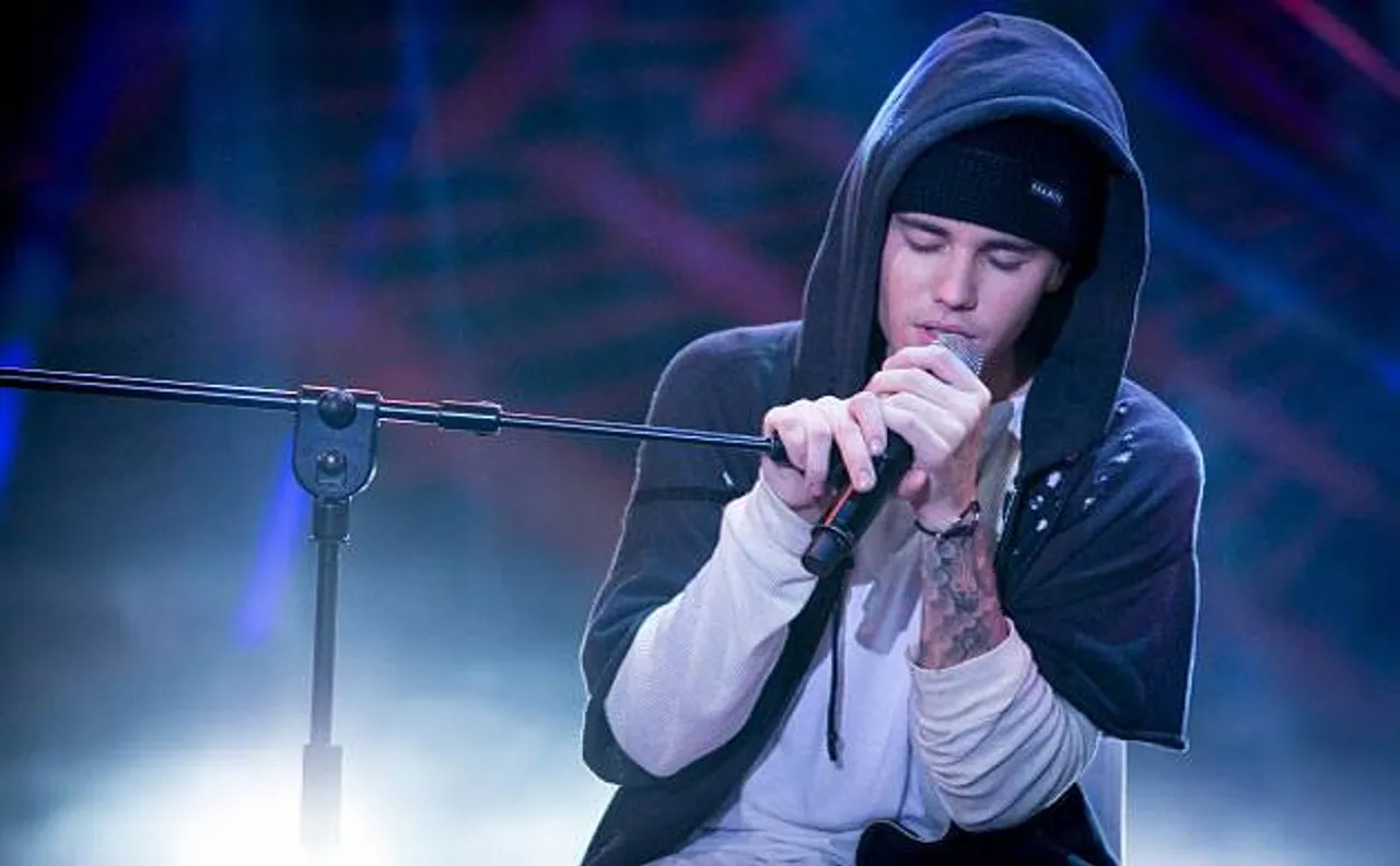 Justin Bieber stumps Toronto pub occupants with surprise piano performance