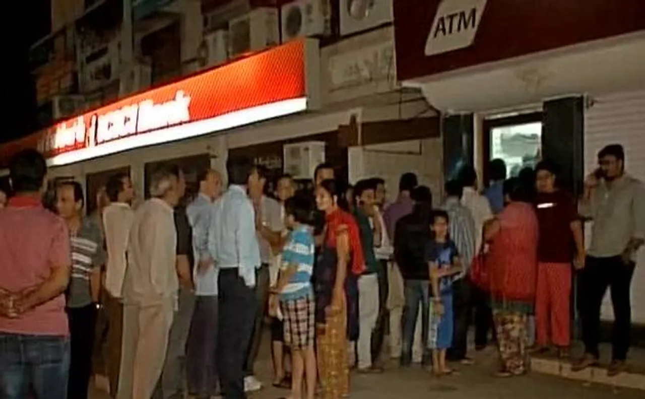 Rs 500 and Rs 1000 notes demonetised: People throng ATMs to withdraw Rs 100 notes to meet daily expenses