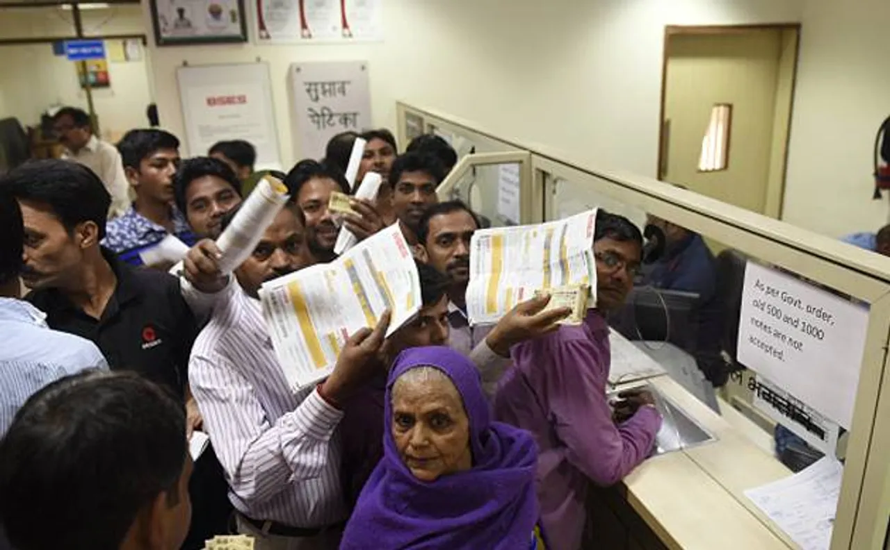 Demonetisation issue: Huge rush witnessed at banks which reopened after a day across country