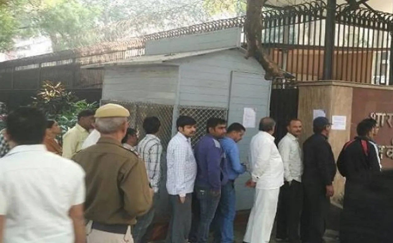 Demonetisation: Govt increases security at Delhi banks, over 3400 paramilitary jawans, 2,200 police personnel deployed