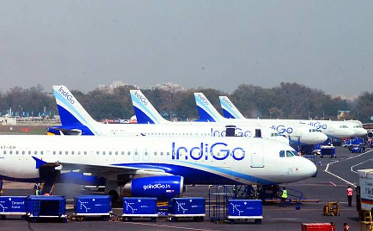 Government instructs airlines not to cancel tickets booked with old Rs 500 and Rs 1000 notes