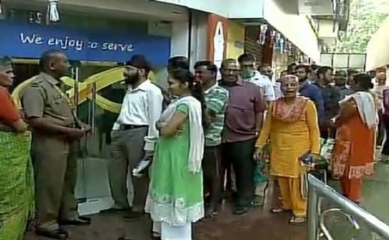 Long queues at banks, chaos at petrol pumps; how people are coping with Modi govt's currency demonetisation move