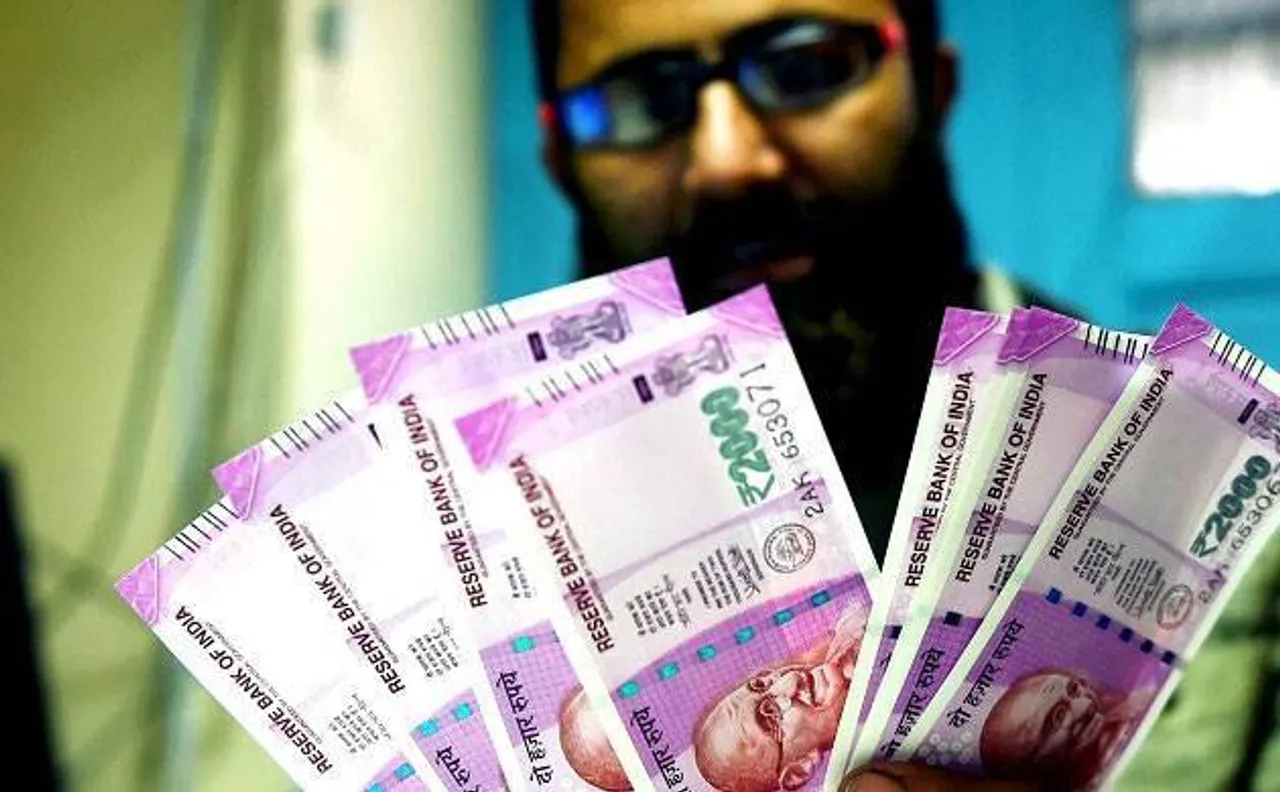Shopkeepers refusing to accept Rs 2,000 notes in shortage of change to give in return
