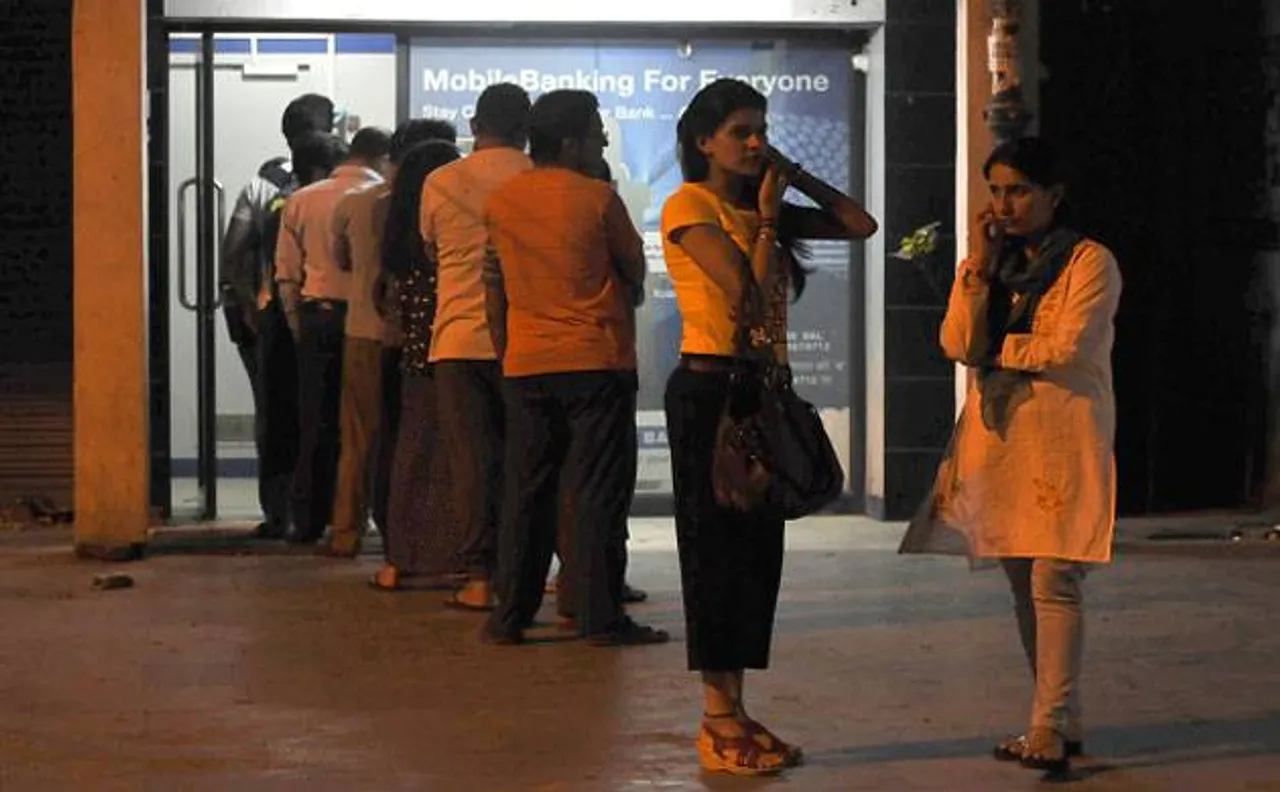 Three days on, long queues continue for small denomination notes in Gujarat