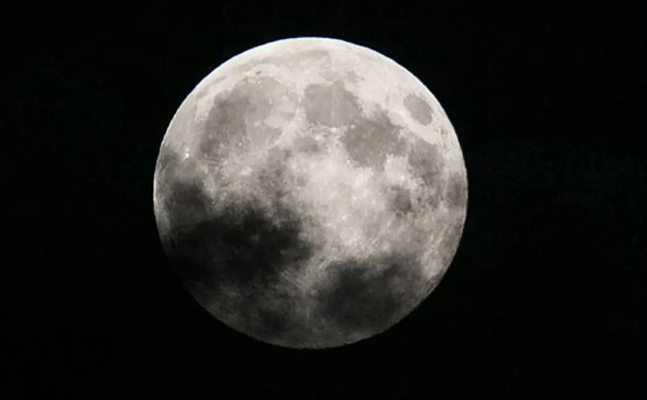 Supermoon rises above the horizon, Queensland skies dazzle