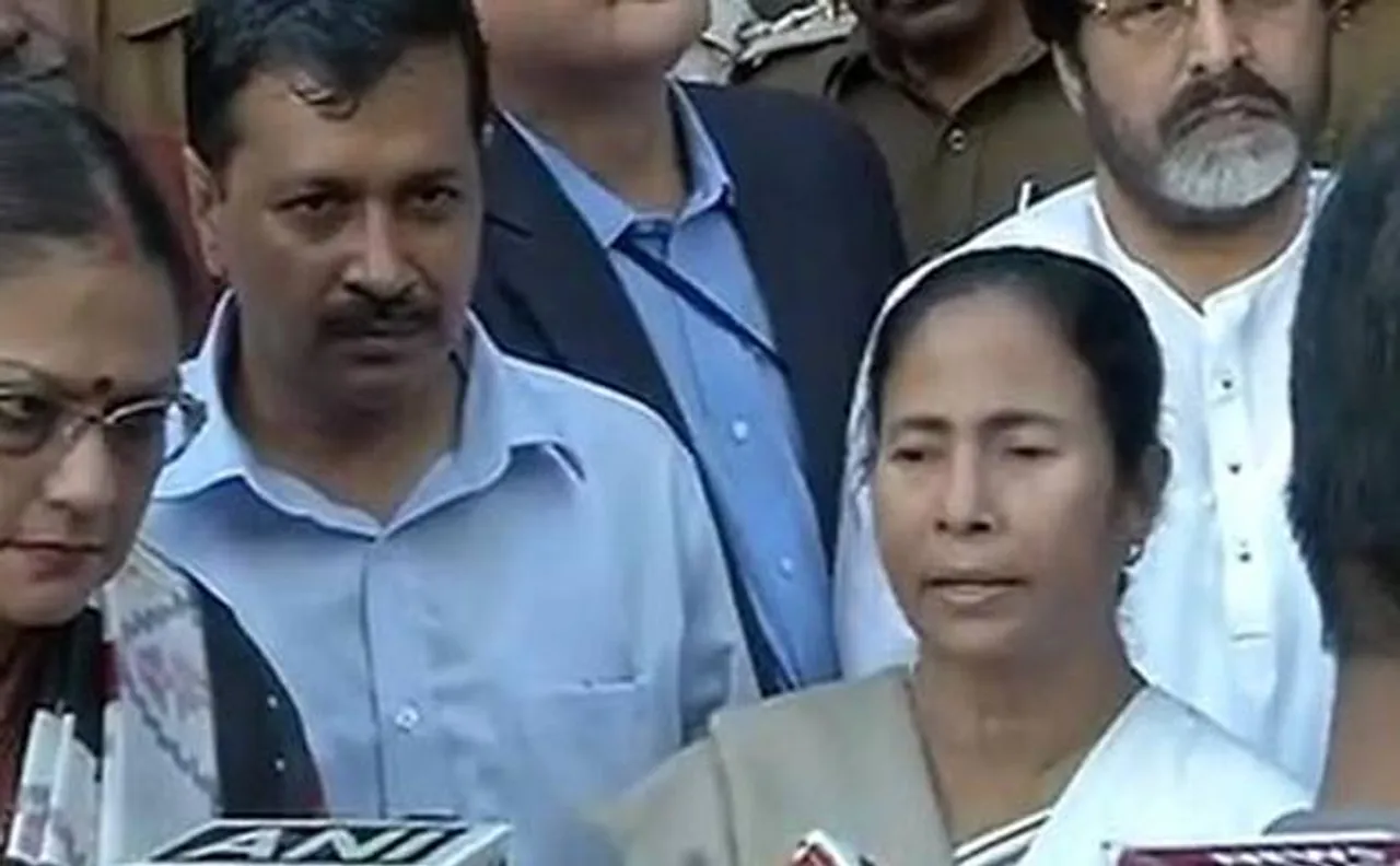 Currency ban: Mamata Banerjee, Arvind Kejriwal protest outside RBI office; demand roll back in 3 days