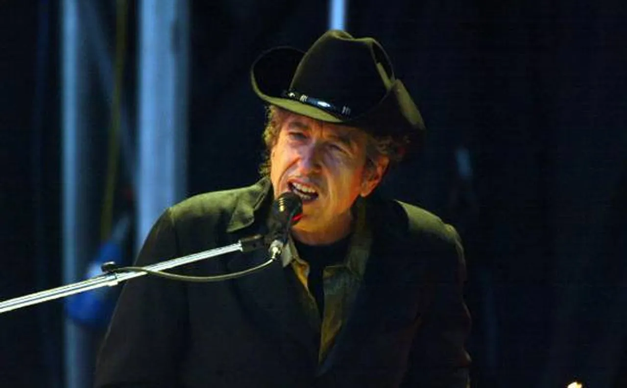  Bob Dylan to skip Noble Prize ceremony; cites 'other commitments' as reason