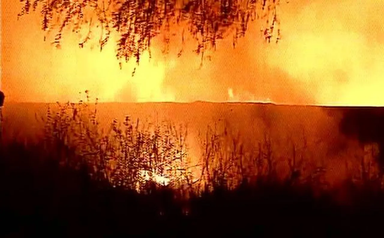 Delhi: Massive fire breaks out in plastic scrap market in Mundka, 40 fire tenders on the spot