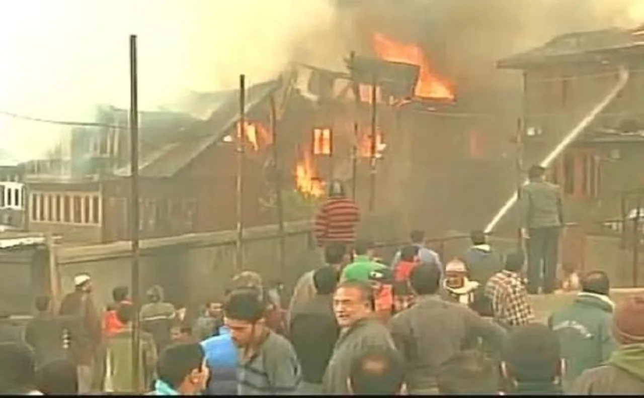 Watch: Massive fire breaks out in residential area in Buchwara Dalgate, Srinagar