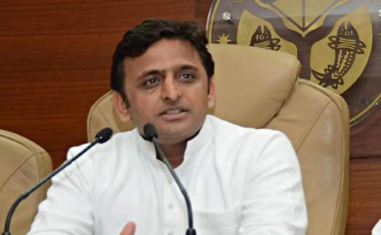 UP CM Akhilesh instructs top officials to deal sympathetically with those in bank queues