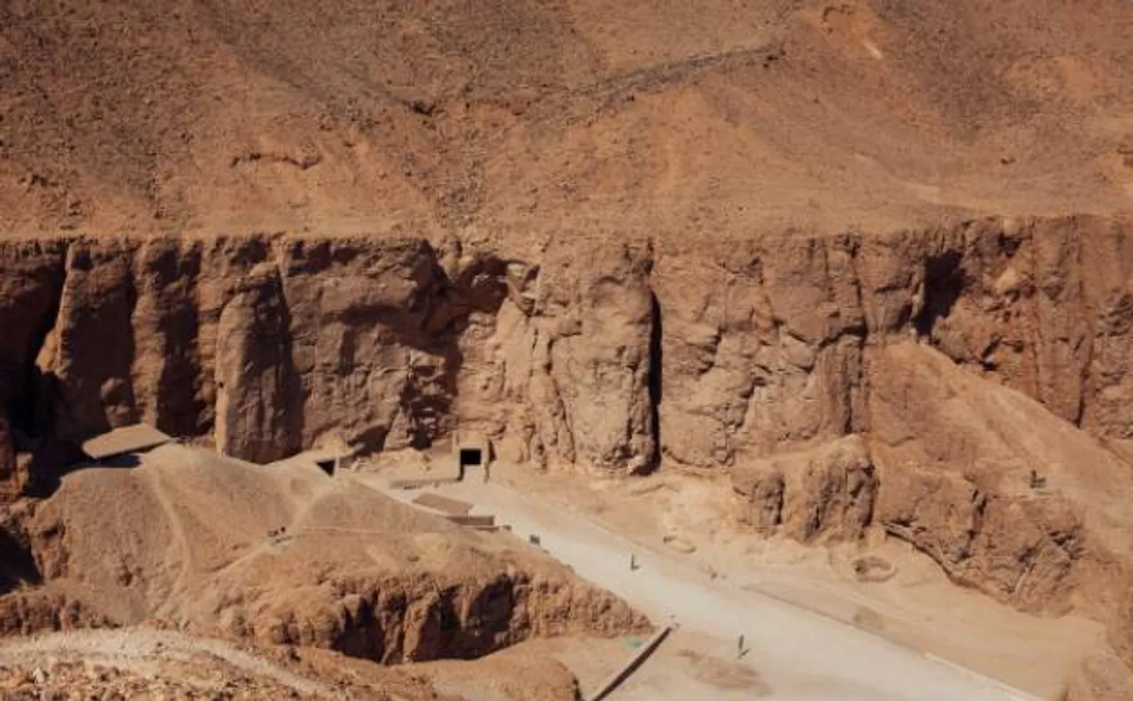  Archaeologists discover Ancient city and graveyard dating back to around 5300 BC in Egypt