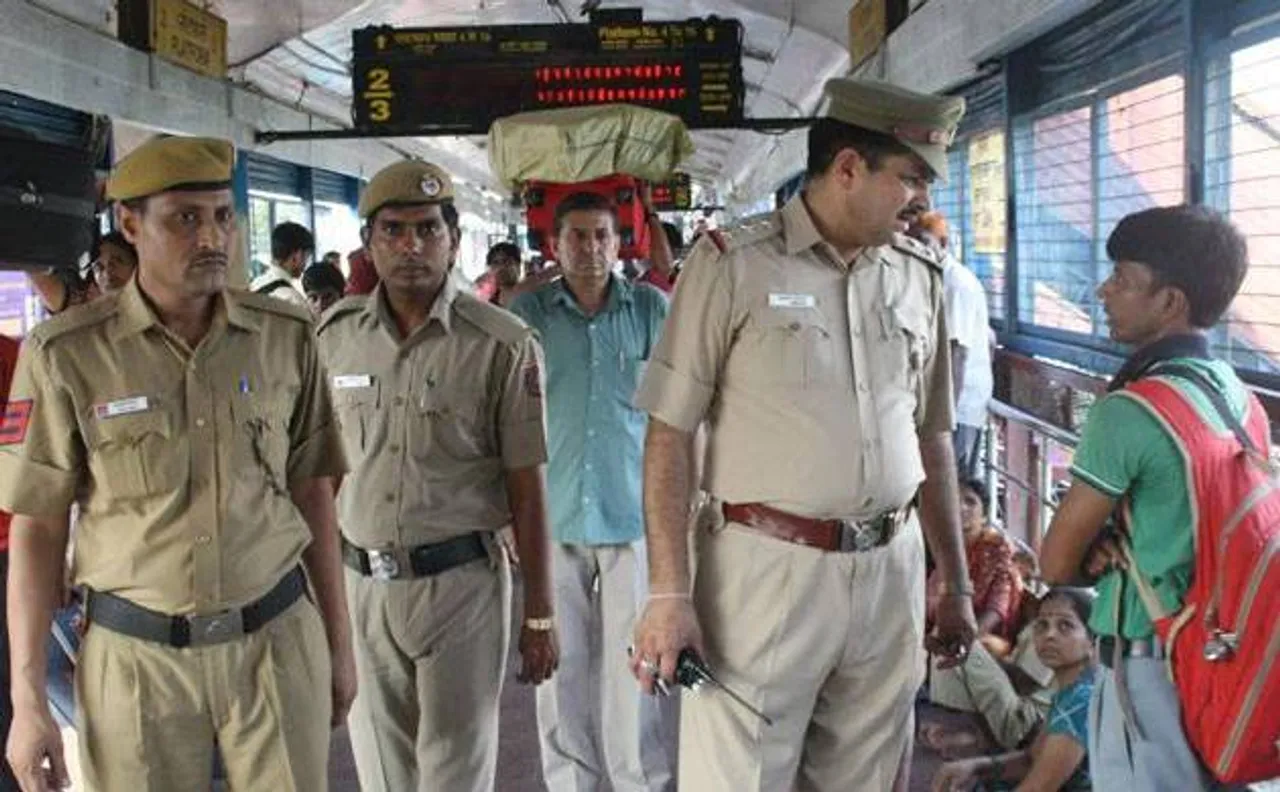 Delhi: 2 held at Hazrat Nizammuddin Railway Station for possessing Rs 27 lakh new currency notes