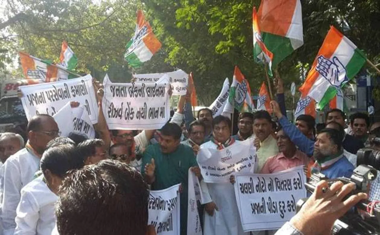 Congres holds 'rail & bus roko' stir in Gujarat