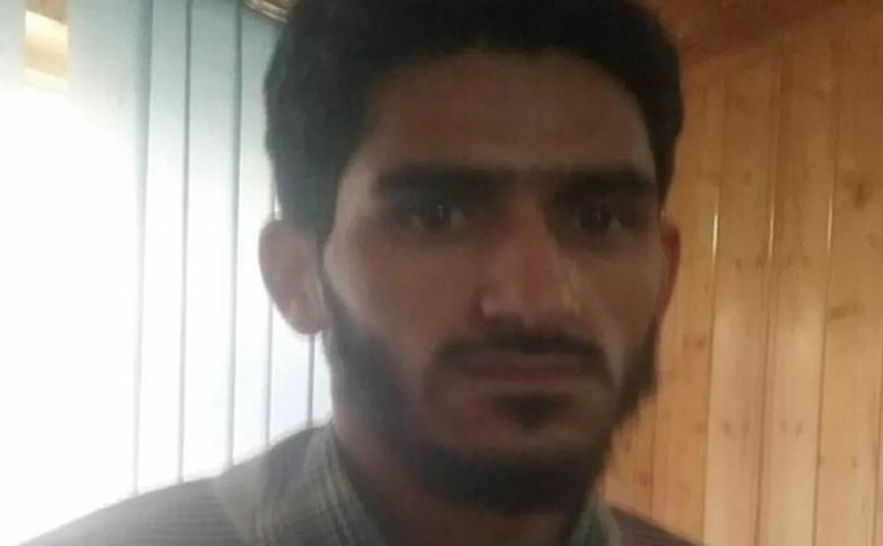 Trapped militant surrenders before security forces in Kashmir's Sopore