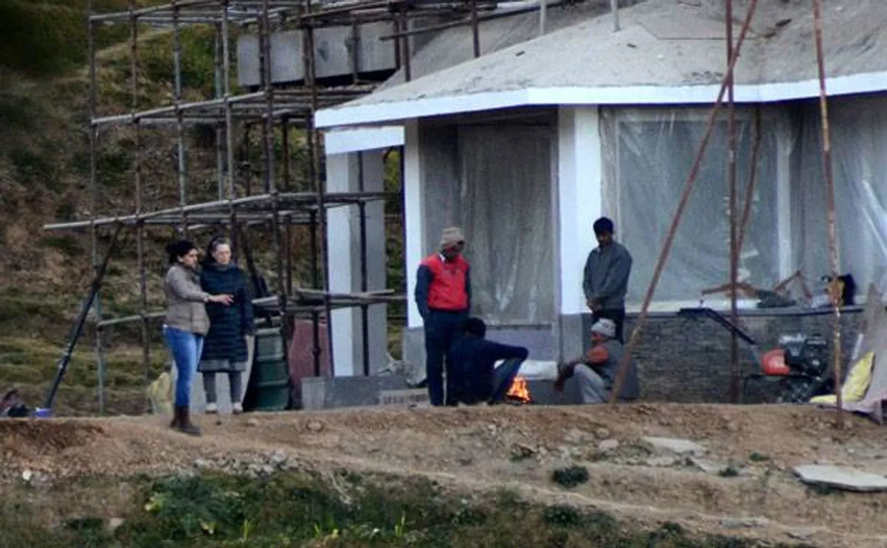 Sonia Gandhi, Priyanka visit under-construction house in Shimla
